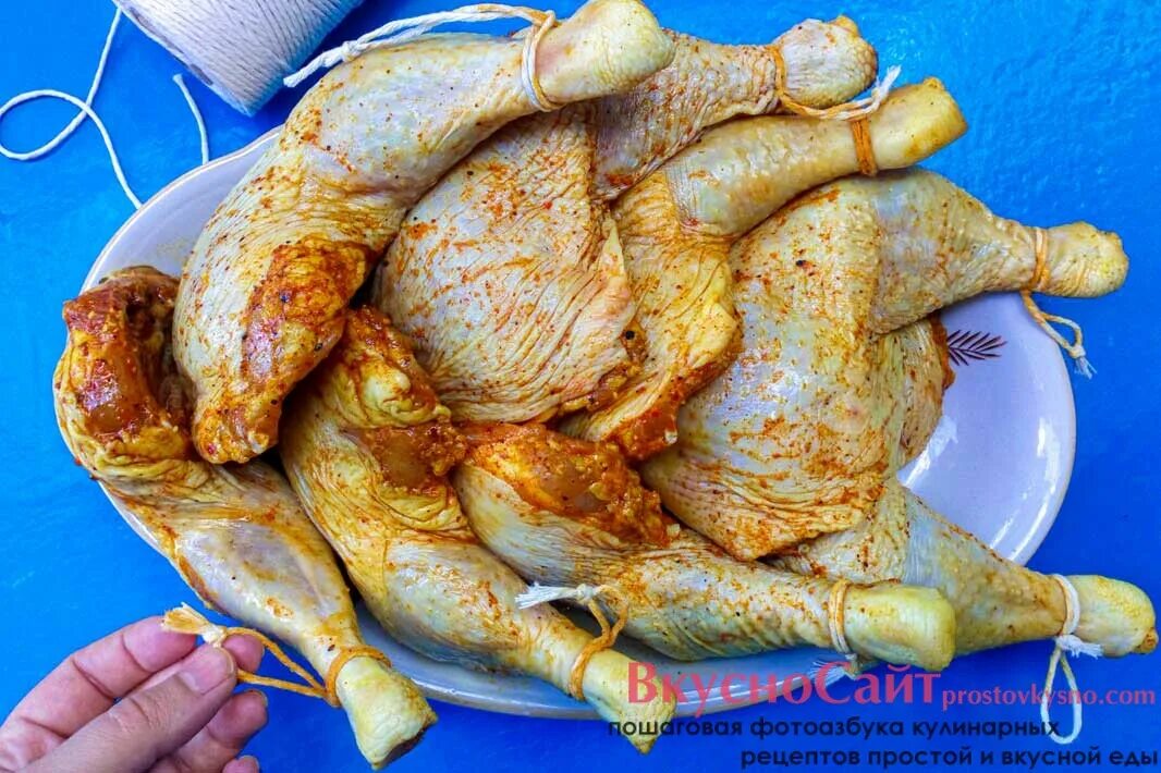 Копченая курица. Коптим окорочка в коптильне горячего. Копчёная курица в коптильне. Копчение окорочков. Куриные окорочка горячего копчения.