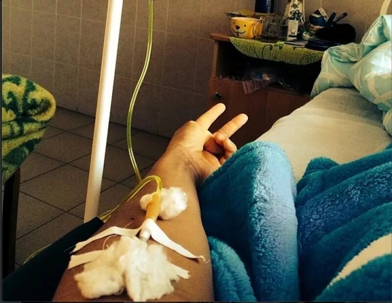 девушка с капельницей без лица