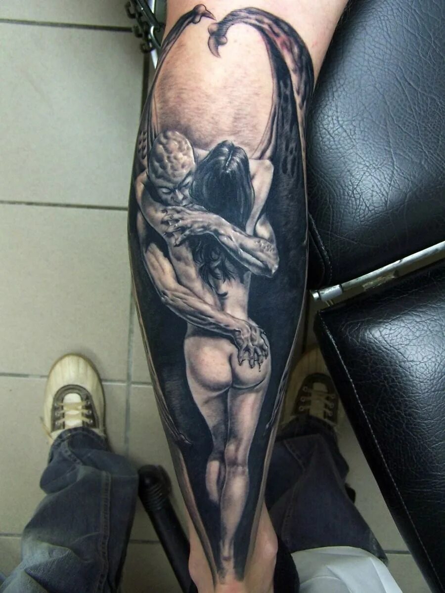 футболка подкаблучника. тату на стопе для девушек. тату на ноге. татуировка на ноге надпись.