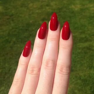 Дизайн красных ногтей острой формы.