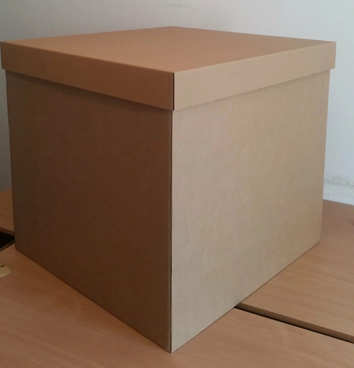 Коробка высотой 1 метр