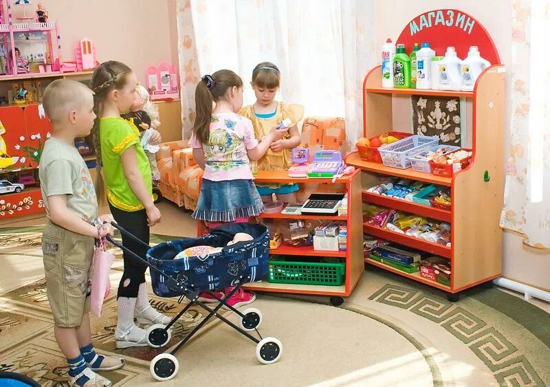 Для детского сада купили 4 одинаковых. Воспитательница с детьми. Карантин в детском саду. Уголок экспериментирования в детском саду. В детский сад купили 15.