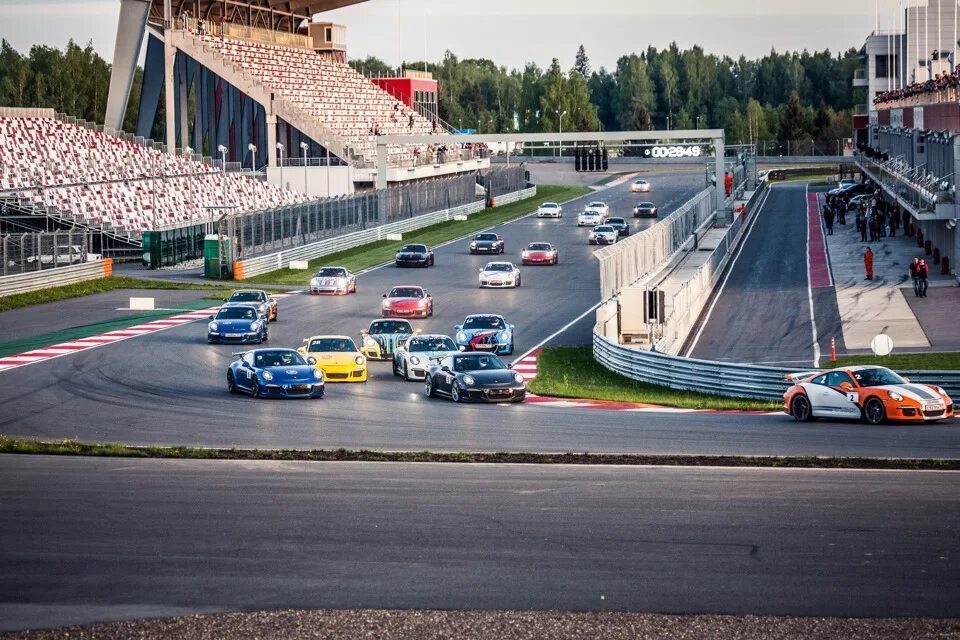 Включи начало трека. Porsche 911 Moscow Raceway. Порше 911 на Moscow Raceway. Moscow Raceway старт. Moscow Raceway рекорд круга.