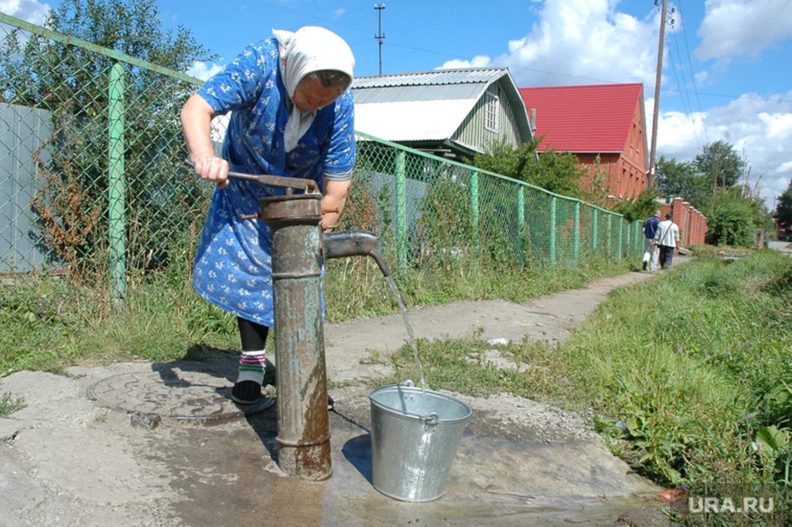 Колонка питьевой воды. Деревенская колонка для воды. Колонка водопроводная в деревне. Сельский водопровод. Колонка для воды уличная.