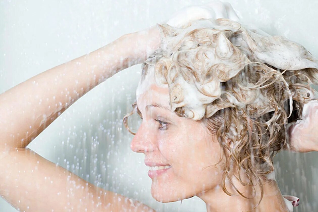Гелем можно мыть волосы. Мытье волос. Ухоженные вымытые волосы. Чистые волосы. Шампунь для головы.