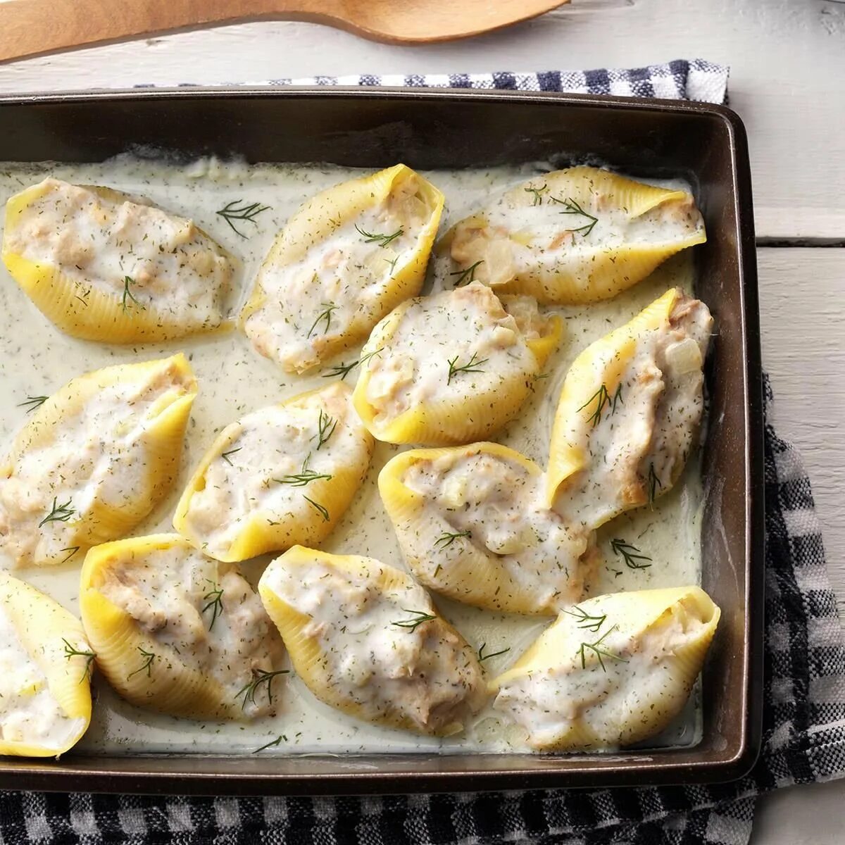 Конкильони с фаршем в сливочном соусе. Ракушки фаршированные фаршем в духовке. Конкильони фаршированные. Макароны ракушки с фаршем в духовке. Конкильони фаршированные крабом.