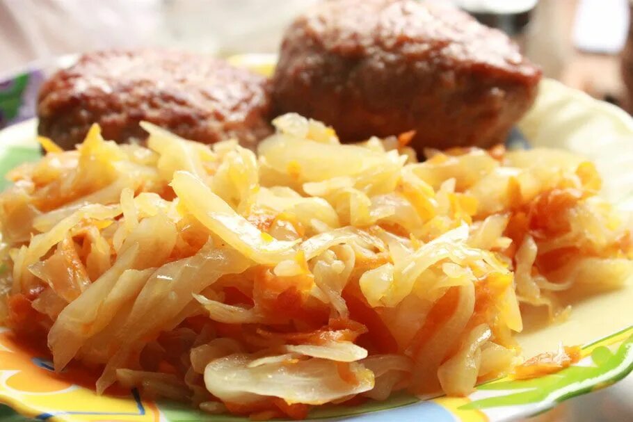 Тушеная капуста с картофельным пюре. Тушёная капуста с котлетами. пюре с котлетой и тушеной капустой. капуста тушеная с котлетой куриной. пюре с котлетой и квашеной капустой.