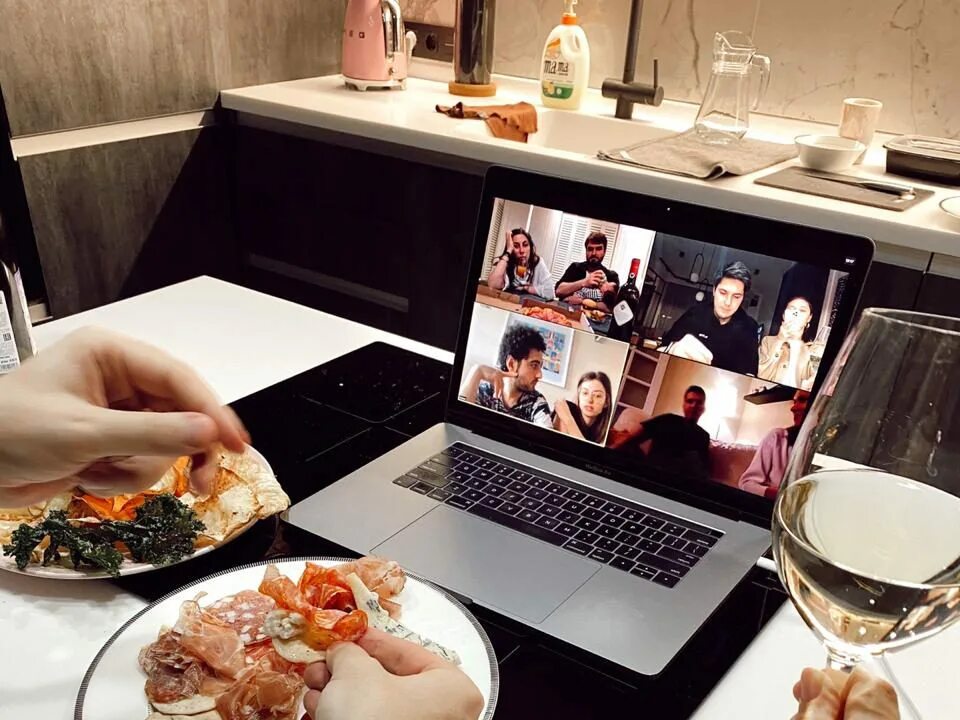 Празднуют новый год. Zoom корпоратив. Интернет вечеринки. Девушка отмечает день рождения. Тематические вечеринки.