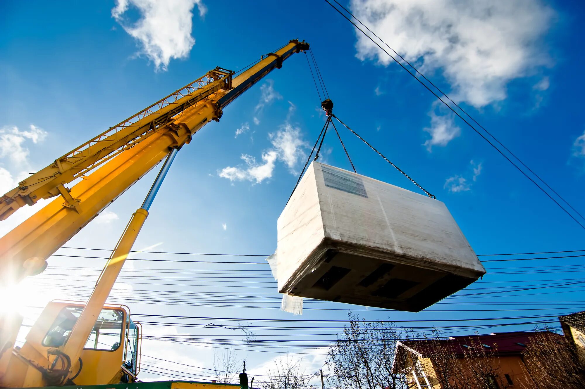 Кран доставляет. Liebherr 1040. стройка кран. подъемные краны. кран строительный.