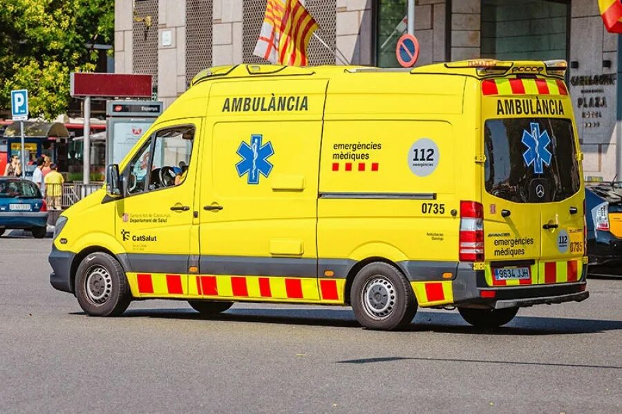 Желтая скорая машина. Испания люди. Испанцы люди. Коронавирус в испании. Машины скорой помощи испания 2000.