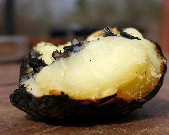 Печеный в золе картофель. Печеная картошка на костре. Картошка запеченная в золе. Печеная картошка в углях.