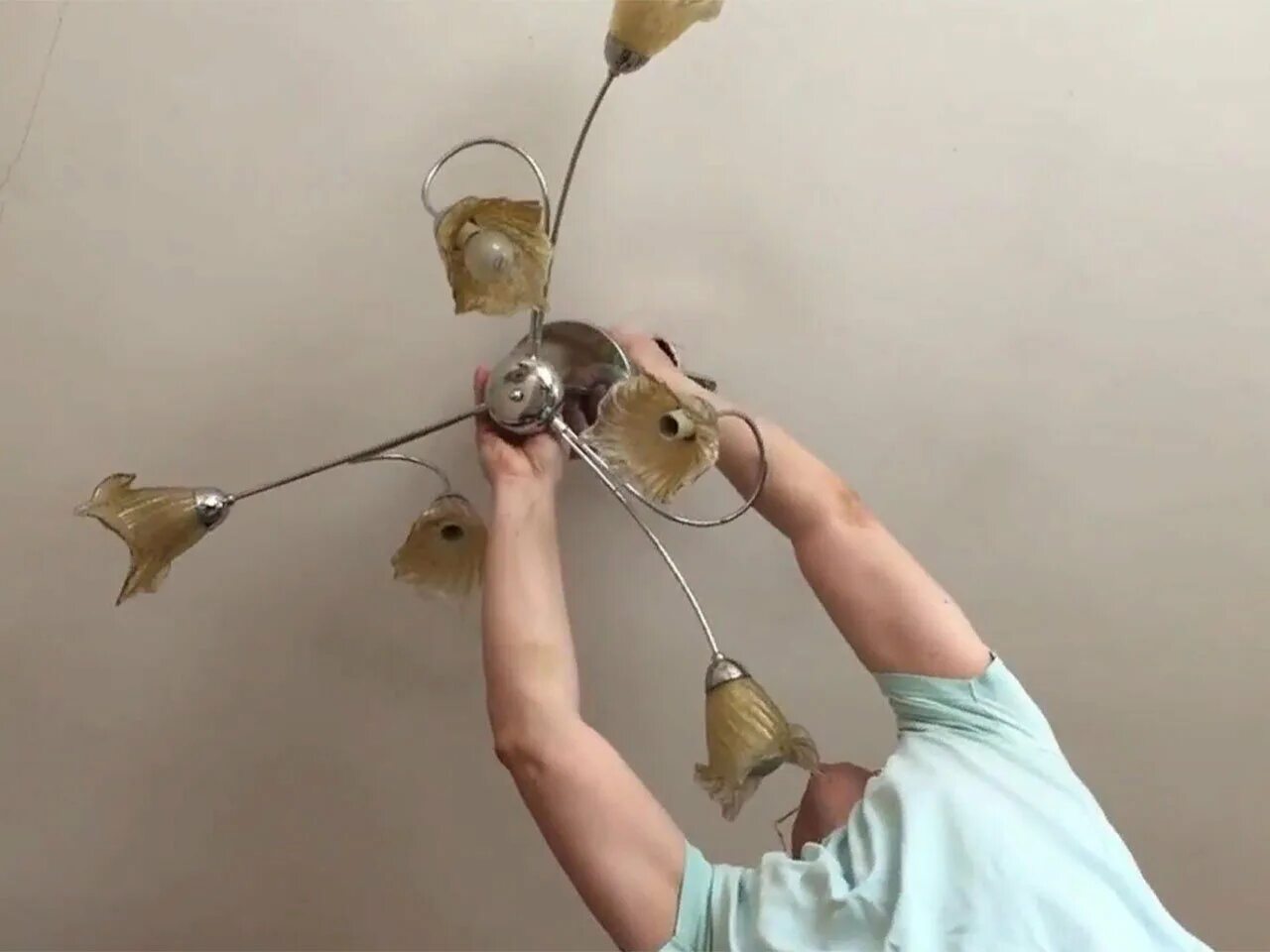 монтаж люстры. монтаж люстры в подвесной потолок. крепление потолочных светильников. крепление точечных светильников. монтаж светильников в натяжной потолок.