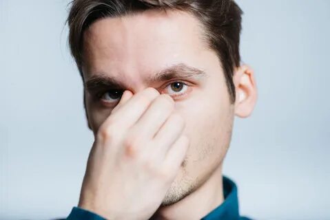 Тереть глаз при разговоре