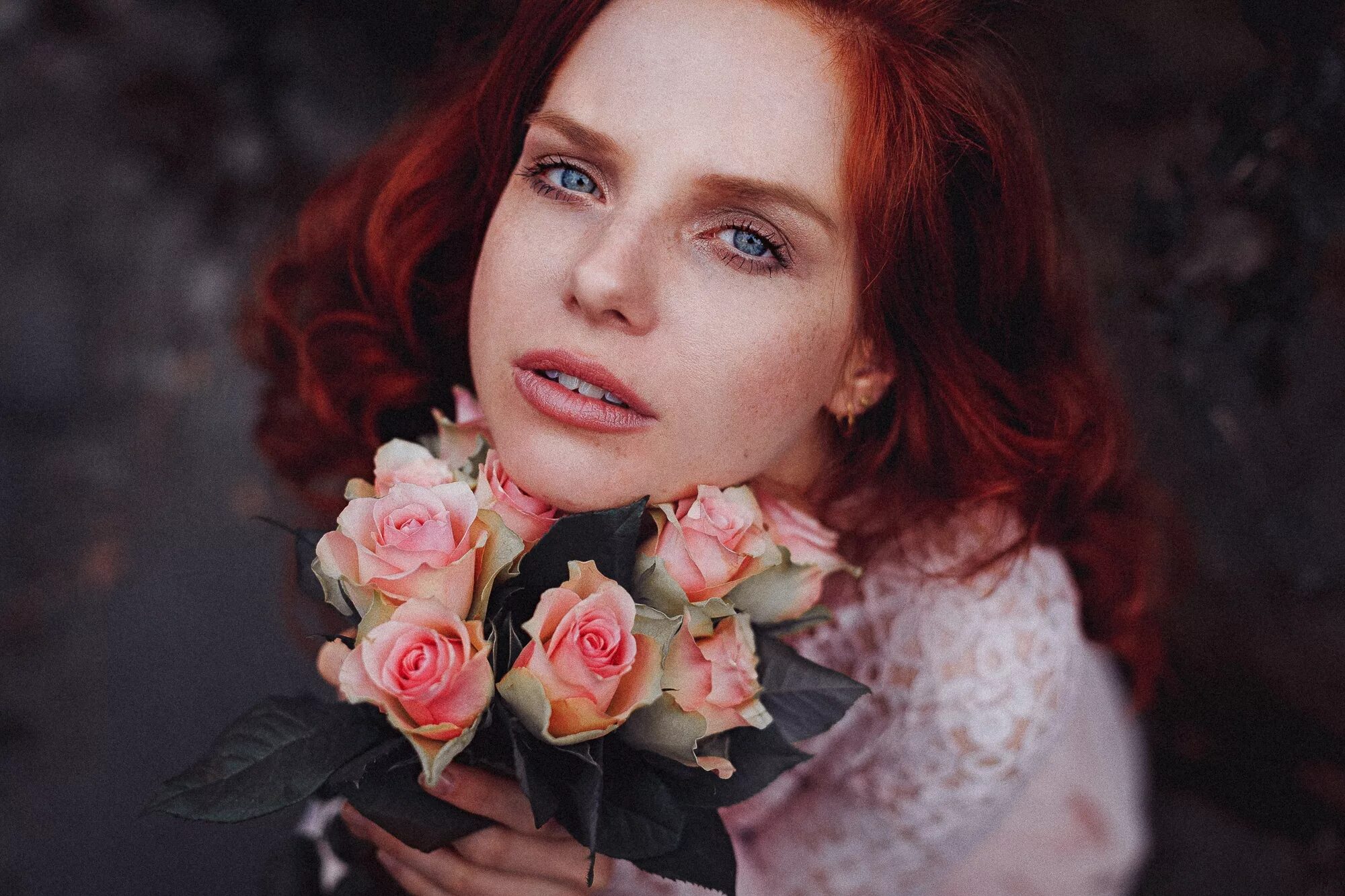 Redhead red. АХС Рыжуля. Рыжая Роуз. Рыжая девушка в цветах. Рыжая девушка с цветами.