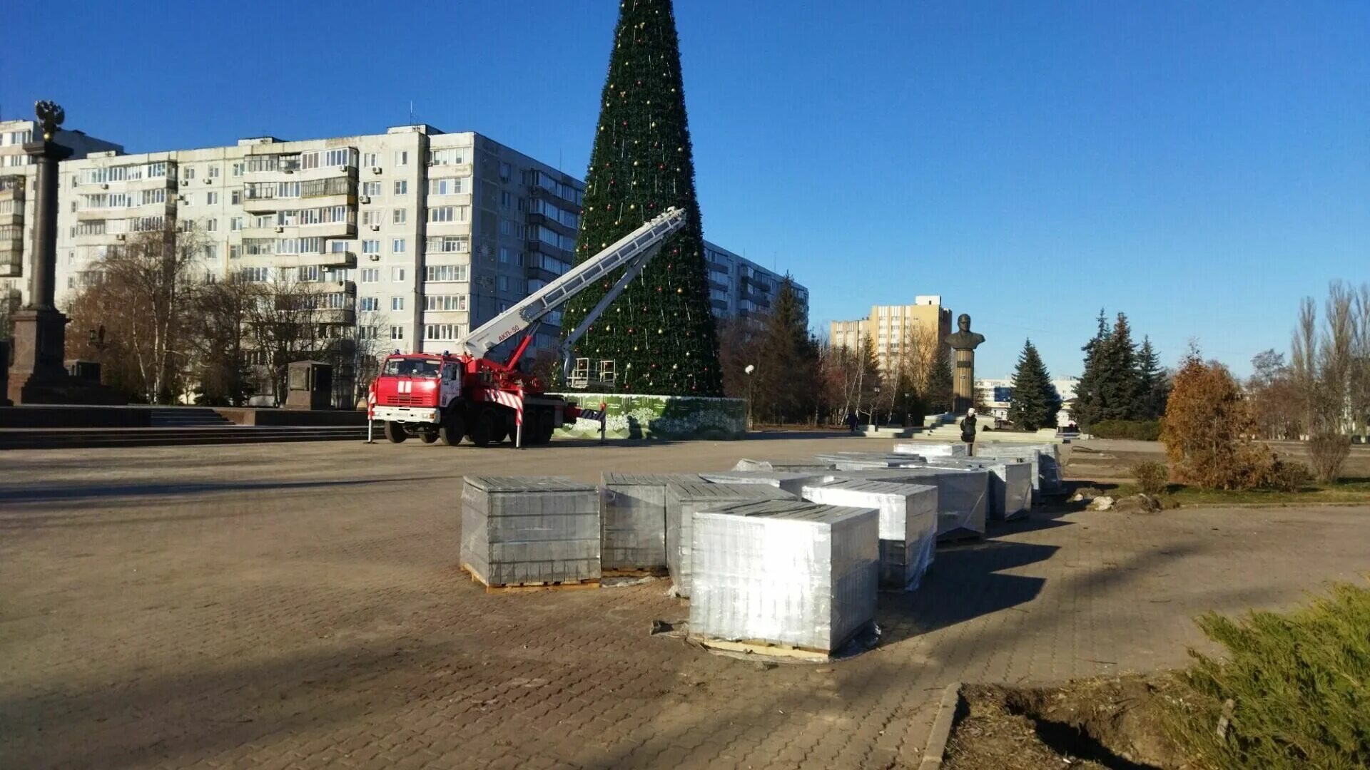 Тревога в старом осколе. Старый Оскол. Старый Оскол 2023. Елка в Старом Осколе 2022. Елка на площади.