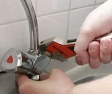 Капает с ручки крана