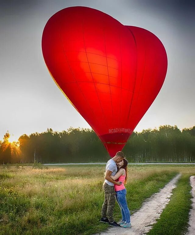 На воздушном шаре новосибирск. Воздушный шар. На воздушном шаре. Воздушный шар в форме сердца. Романтика на воздушном шаре.