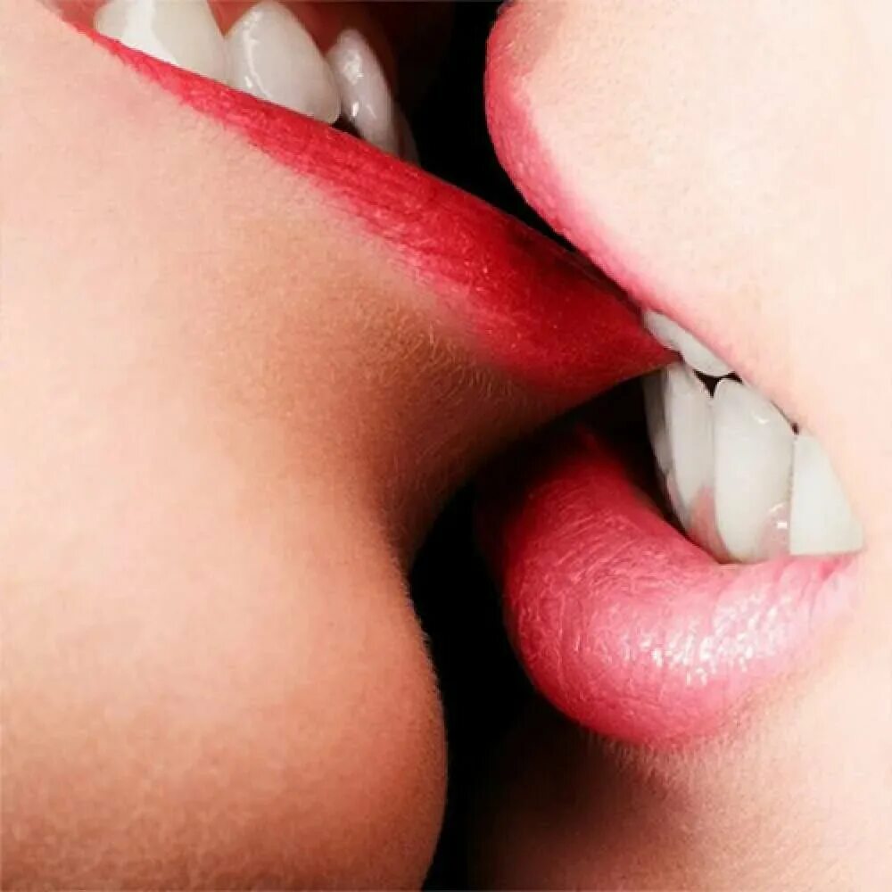Девушка с языком. Поцелуй с языком девушки. Сочный поцелуй девушек. Сочный поцелуй с языком.