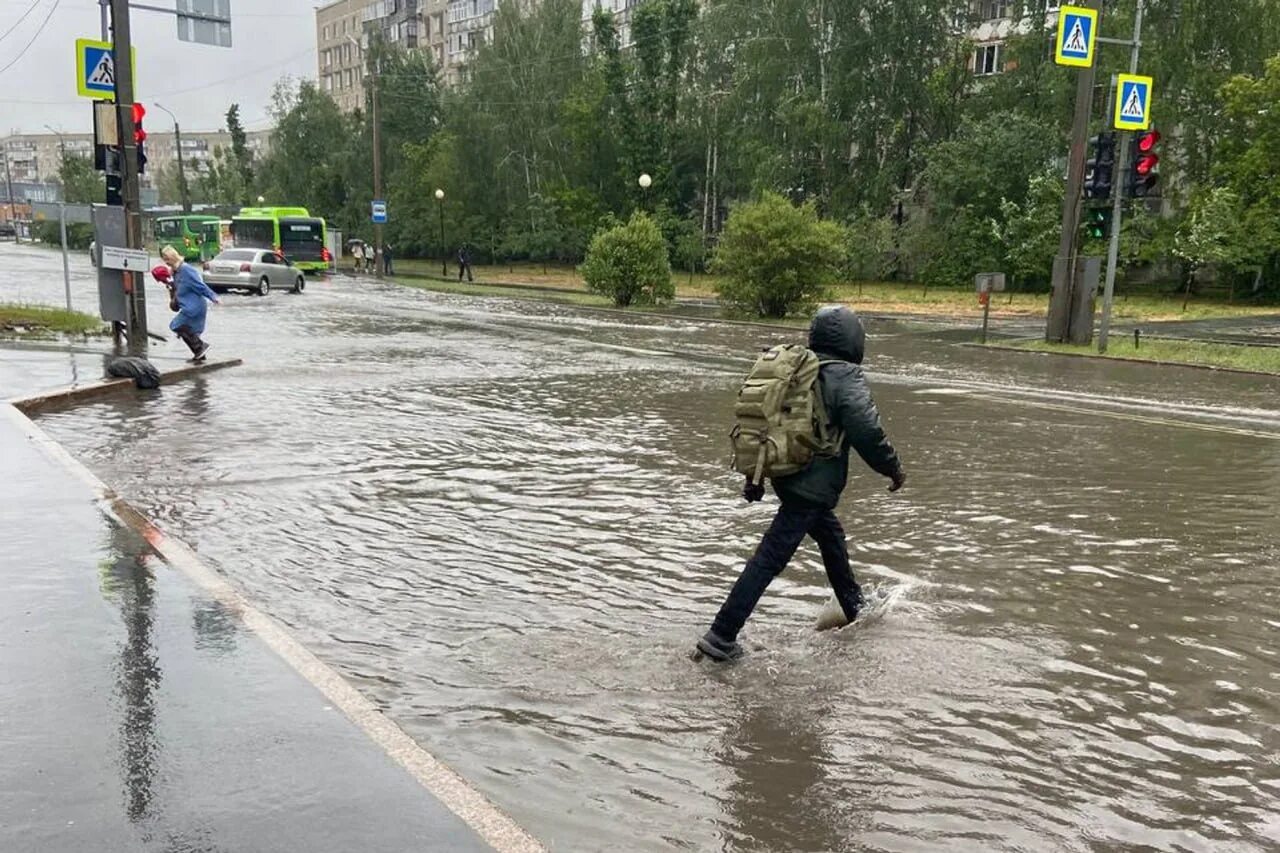 Погода когда закончится дождь. Потоп. Лужа. Дождь ливень. Плохая погода.