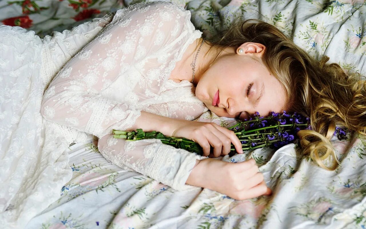 Засыпай красавица hammali navai. Закат и рассвет rauf & faik акко. Уолт дисней белоснежка. Засыпать красавица может еще сложиться. Засыпать красавица может еще сложиться.