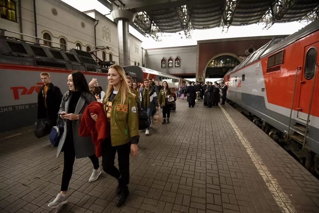 Встреча на вокзале влюбленных. Люди на станции жд. Москва ярославский вокзал перрон. Торжественная встреча на вокзале. Посадка пассажиров в поезд.