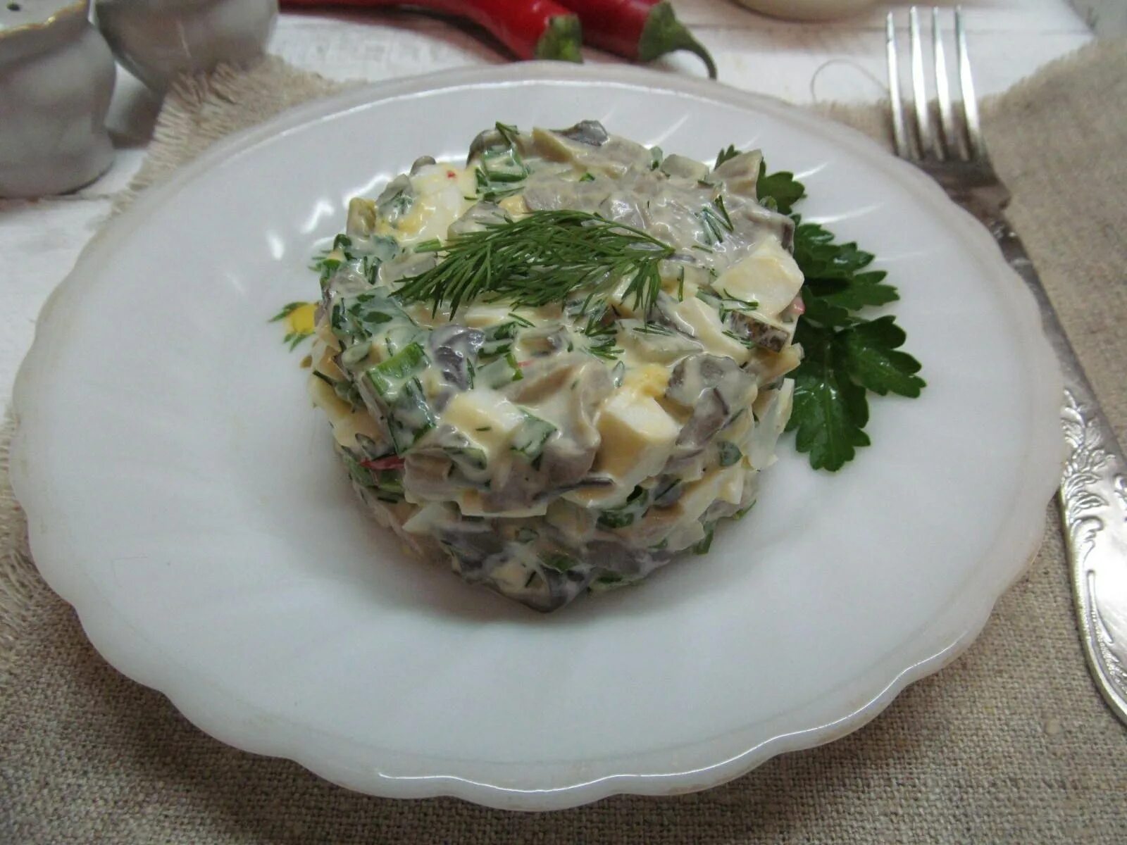 Салат с грибами и огурцом. Веганский салат с шампиньонами. Салат с куриной грудкой и огурцом. Салат с шампиньонами и солеными огурцами. Салат с грибами и огурцом.