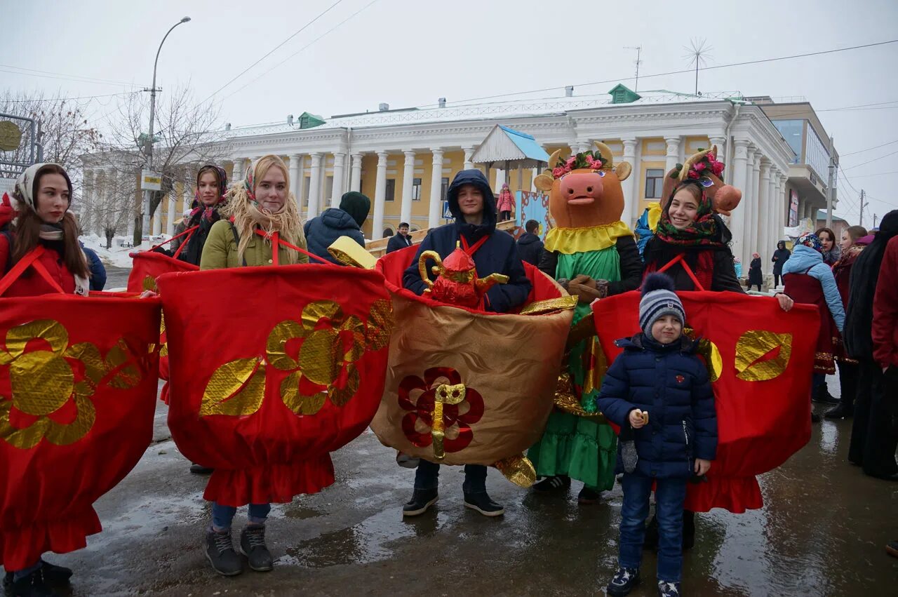 Масленица в энгельсе на площади. Валенки на Масленицу. Масленица в Вольске. Масленица Омск. Арт объект на Масленицу.