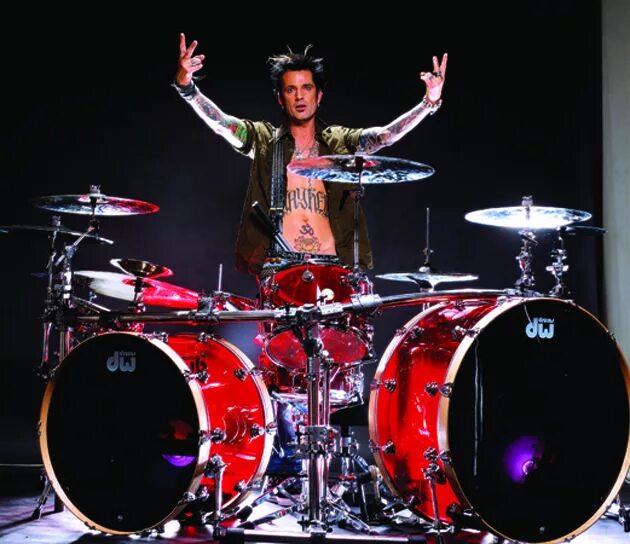 Mötley Crüe барабанщик. Tommy Lee барабанщик. Барабанщик группы Motley Crue. Рэнди Кастилло мотли Крю.