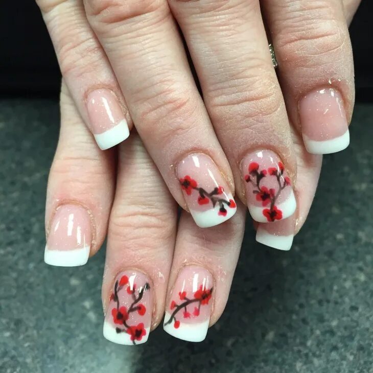 Дизайн ногтей сакура. Мак на ногтях. Французский маникюр с красным цветком. Маникюр с маками на короткие ногти. Сакура на ногтях.
