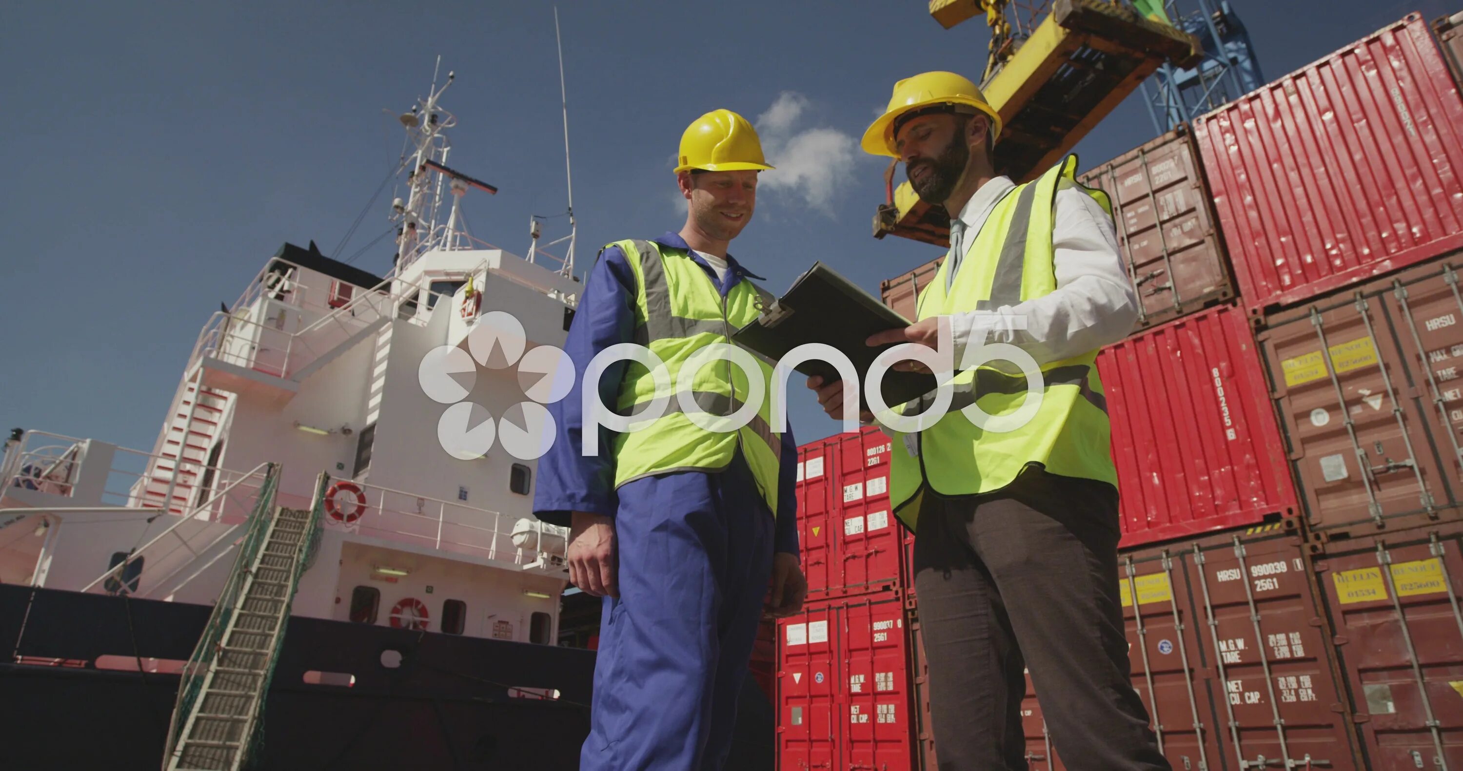 Док работает. Работник в доках арт. dock worker. dock in logistics. worker port.