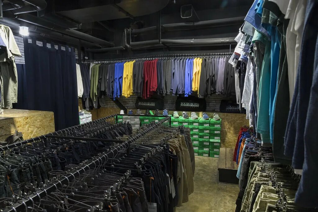 Магазин одежды на Новослободской в Москве. Магазин ретро одежды на Новослободской. Иещё 18магазины одеждыu495, next и другое.