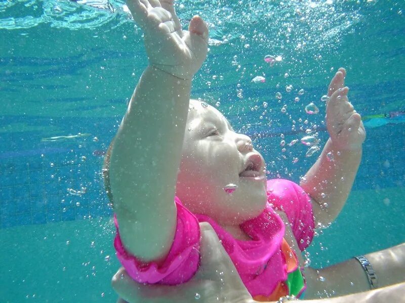 С какого возраста можно в бассейн. Научить ребенка плавать. Детей учат плавать. Дети плавают. Купаться научить дети.