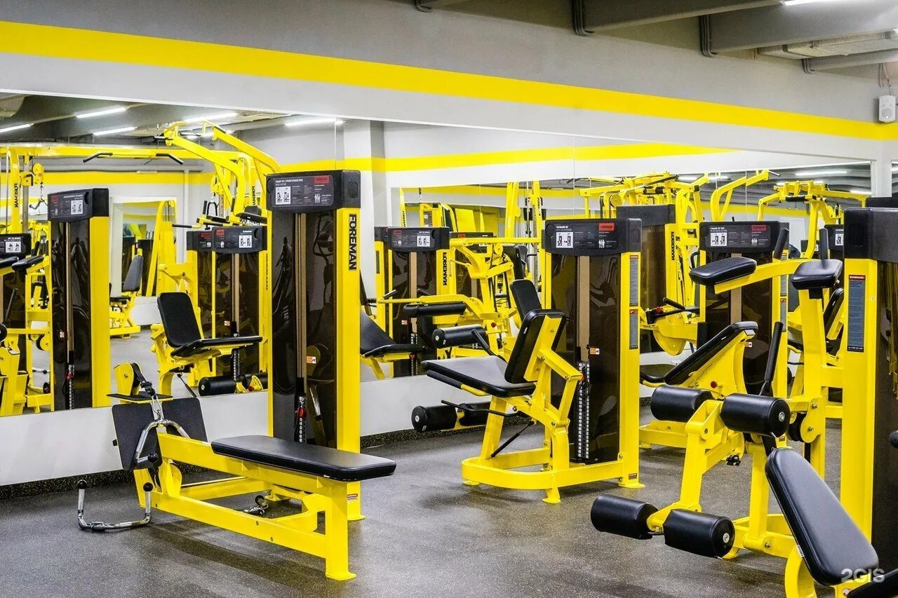 Лучшие фитнес. Тренажерный зал. Фитнес зал. Тренажёры в спортзале. Современный тренажерный зал.