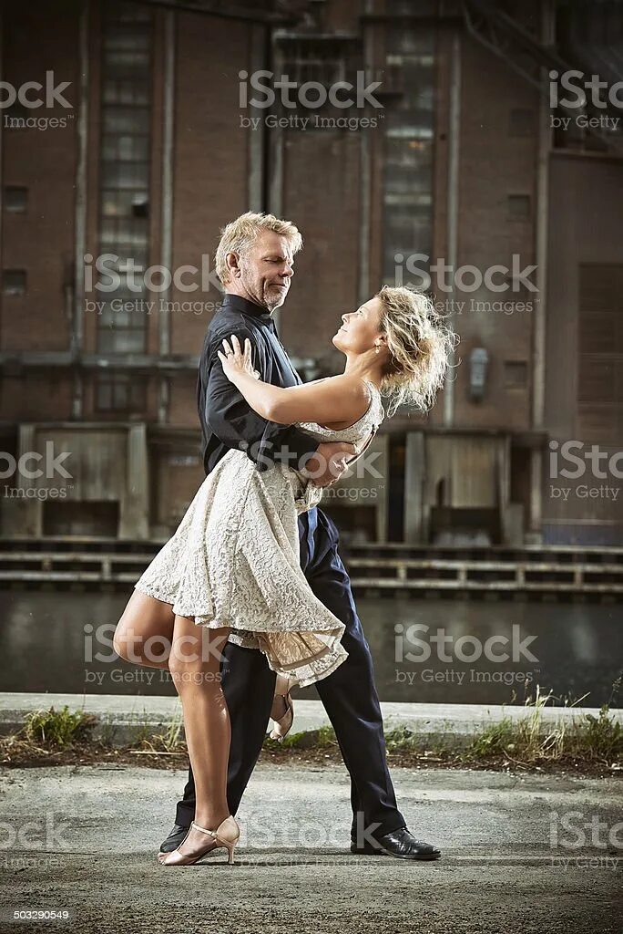 Ганчо в танго. Танго блондинка. Блондинка в танце. Пожилая пара танец на улице. Matured dancing