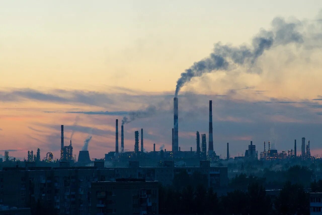 Воздух в городе омске. Омский нефтеперерабатывающий завод выбросы. Экологические районы омска. Выброс. Воздух в городе омске.