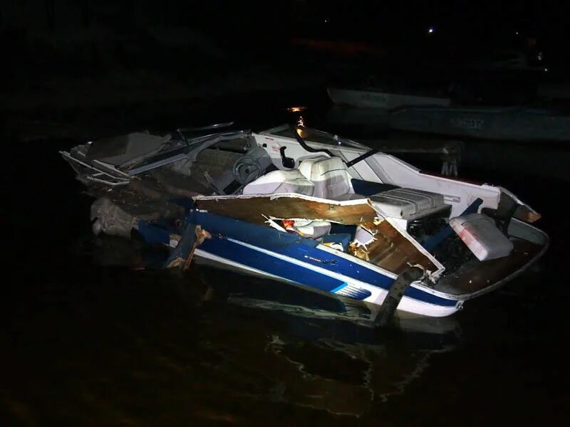 Разбившаяся лодка. Столкновение двух лодок в Астраханской области. Катер ночью. Сломанный катер. Разбитая лодка.