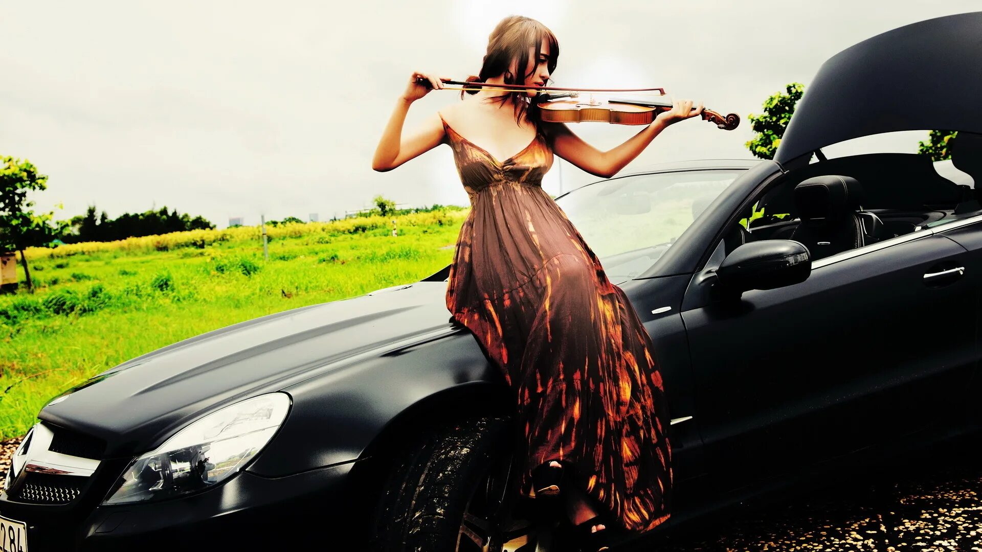 Послушать песни машины. Девушка в машине. Девушки со скрипкой. Девушка в платье в машине. Девушка в платье возле машины.