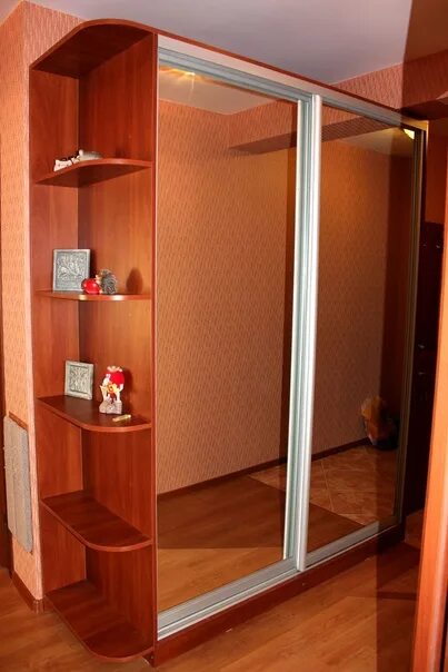 Угловой шкаф-купе в гостиную. Радиусные полки лдсп. Шкаф купе белый матовый. Владимирская мебель шкафы. Шкаф на заказ во владимире.
