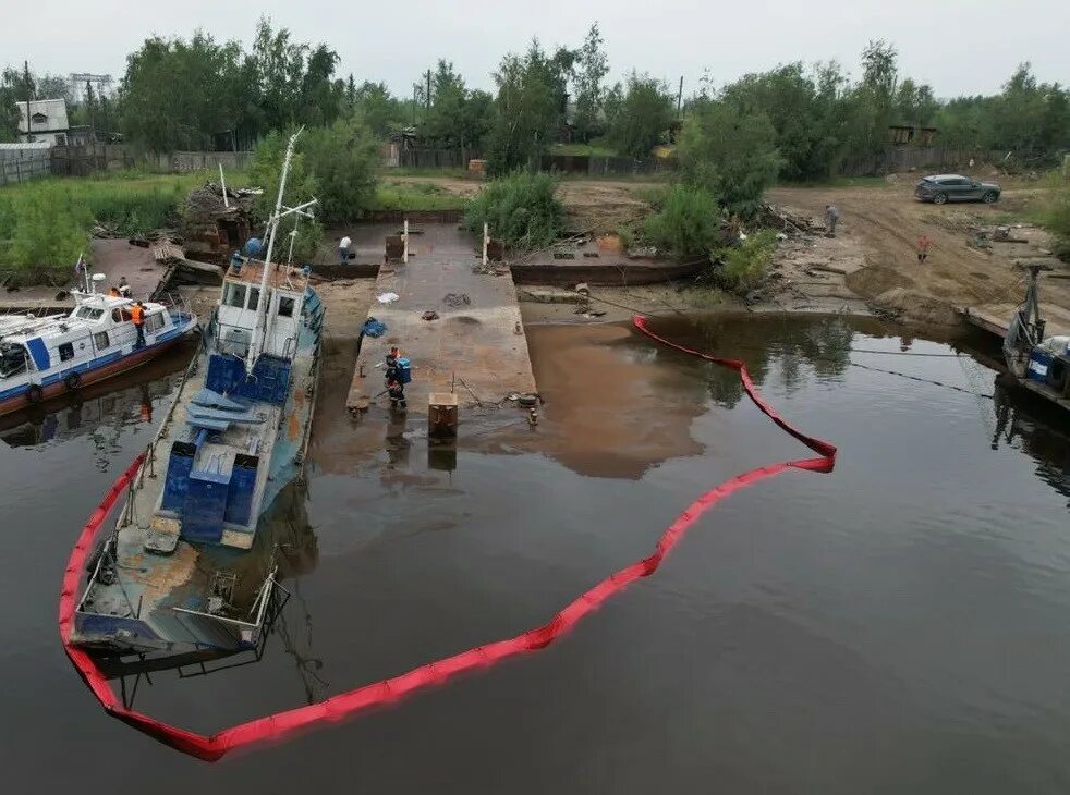 Прочитайте после реки разлива. Разлив нефтепродуктов на реке. Вода на разлив. Разлив нефти на реке. Сбор нефти.