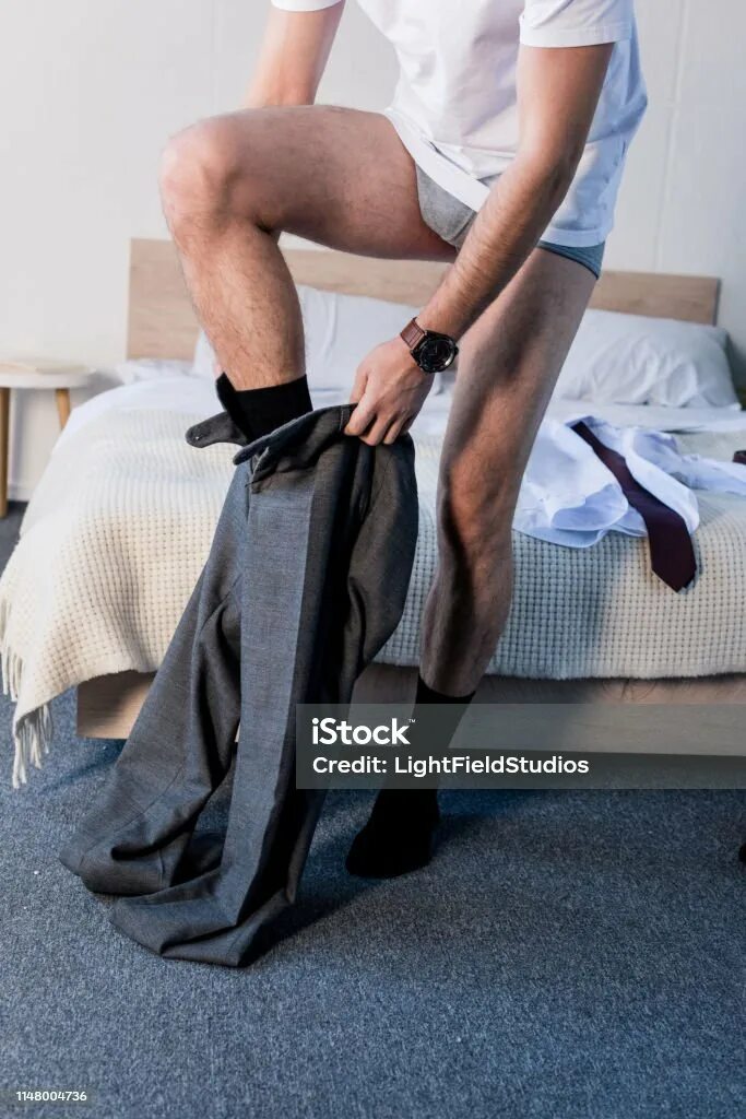 Загадки про одежду для детей. День спортивных штанов открытки. Сон надевать брюки. Ботинки человечья стопа. Если бы человек носил штаны.