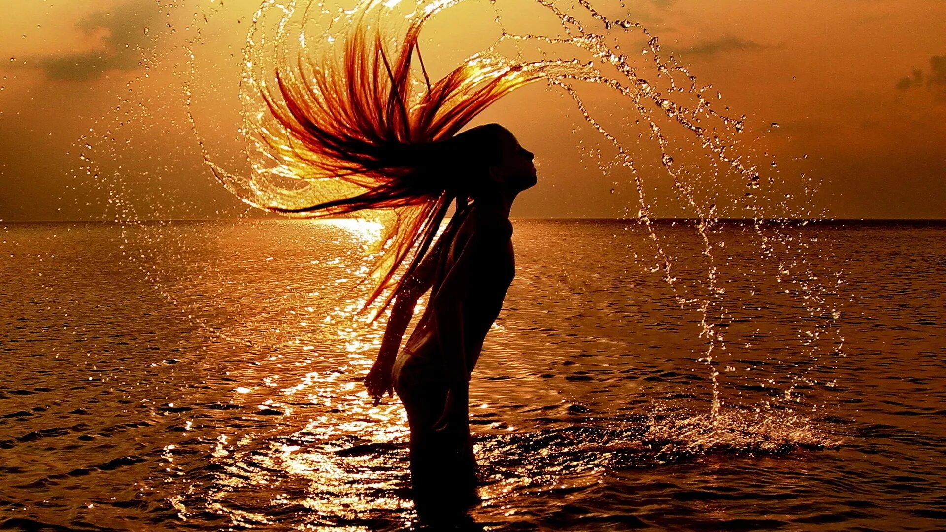 Ветер заиграл в волосах песня. Девушка солнце. Девушка на закате. Девушка на закате у моря. Закат девушка волосы.