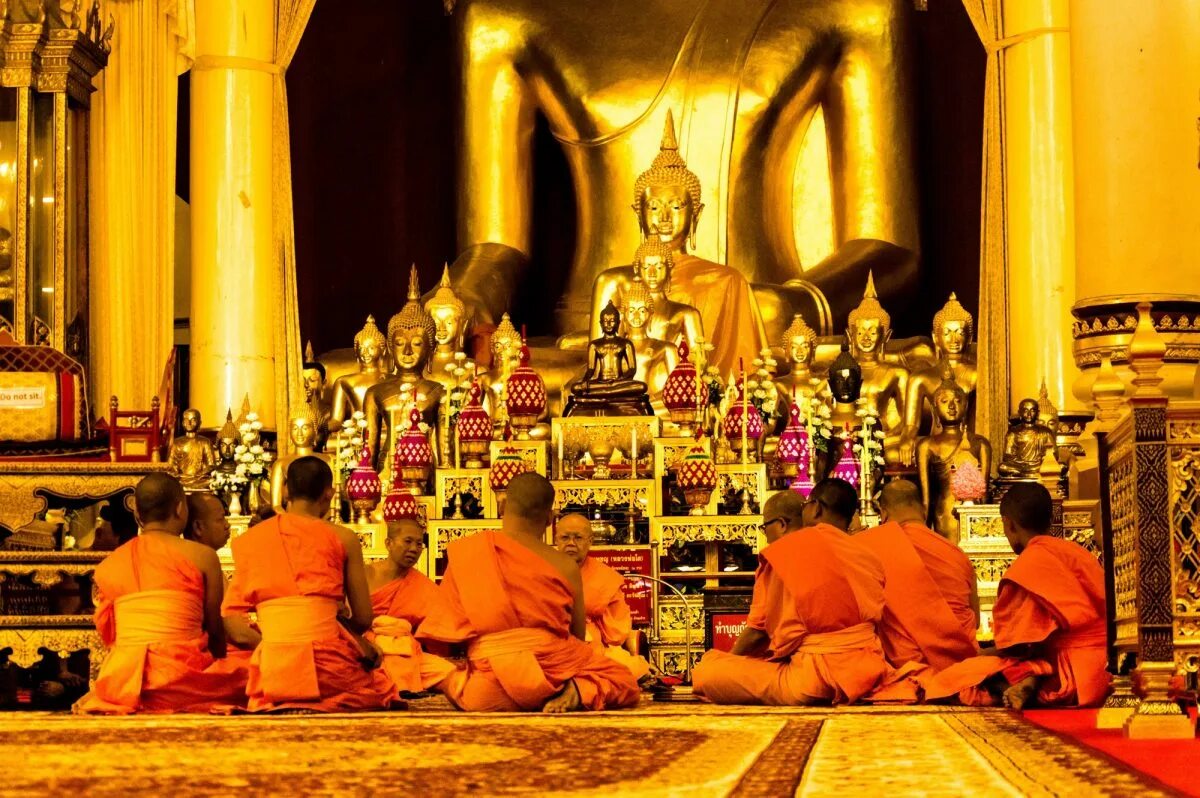 Буддистский храм богослужение. Буддийский монастырь сангхи. Мекка куб кааба. Как называется место где молятся. Поклонение будде.