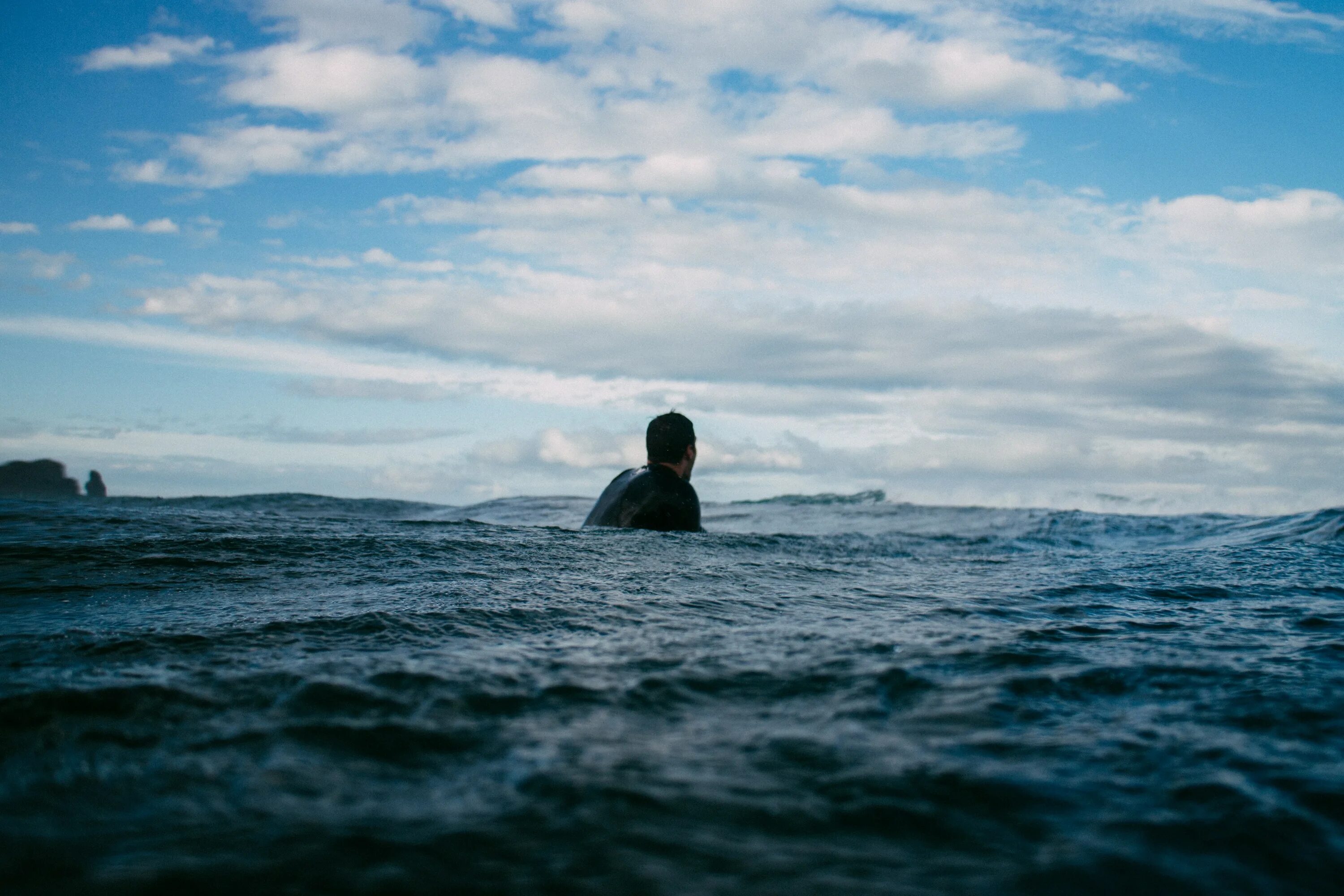 Я видел свет в твоих океане. Люди на море. Человек в океане. Море посреди океана. Люди возле океана.