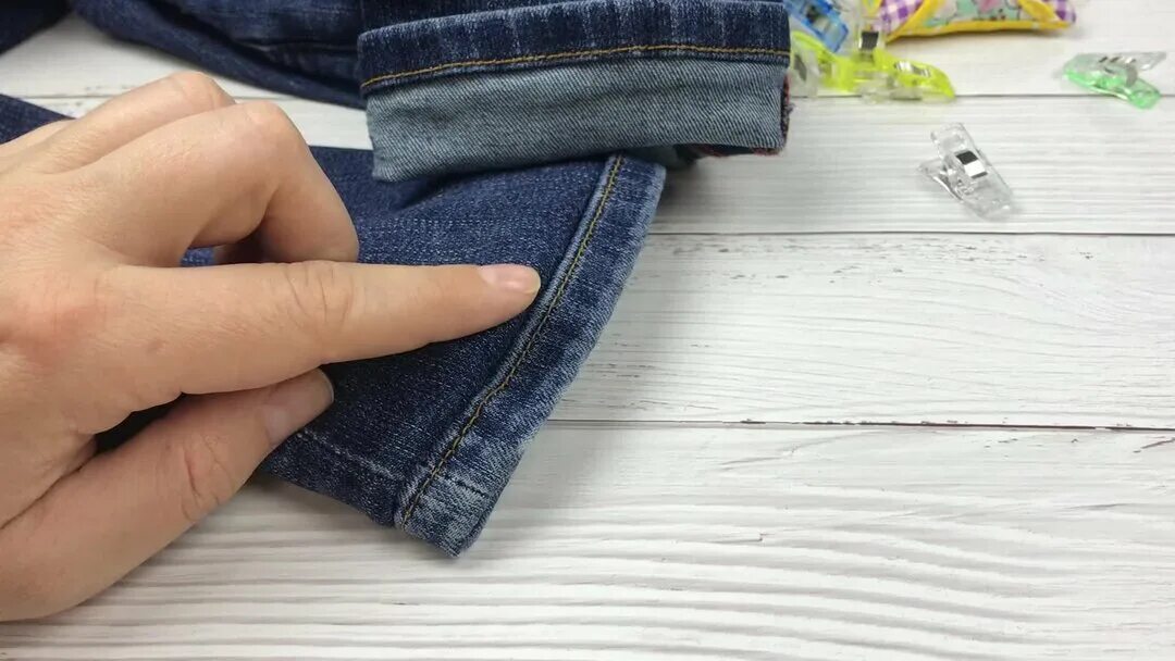 Подшив джинс. Подшить джинсы. Подшить джинсы с сохранением фабричного шва. Подшив низа джинсов.