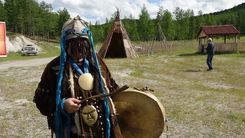 Шаман ижевск купить. Сибирские эвенки. Шаманский чум музей эвенки. Эвенки шаманы. Шаманки эвенки.