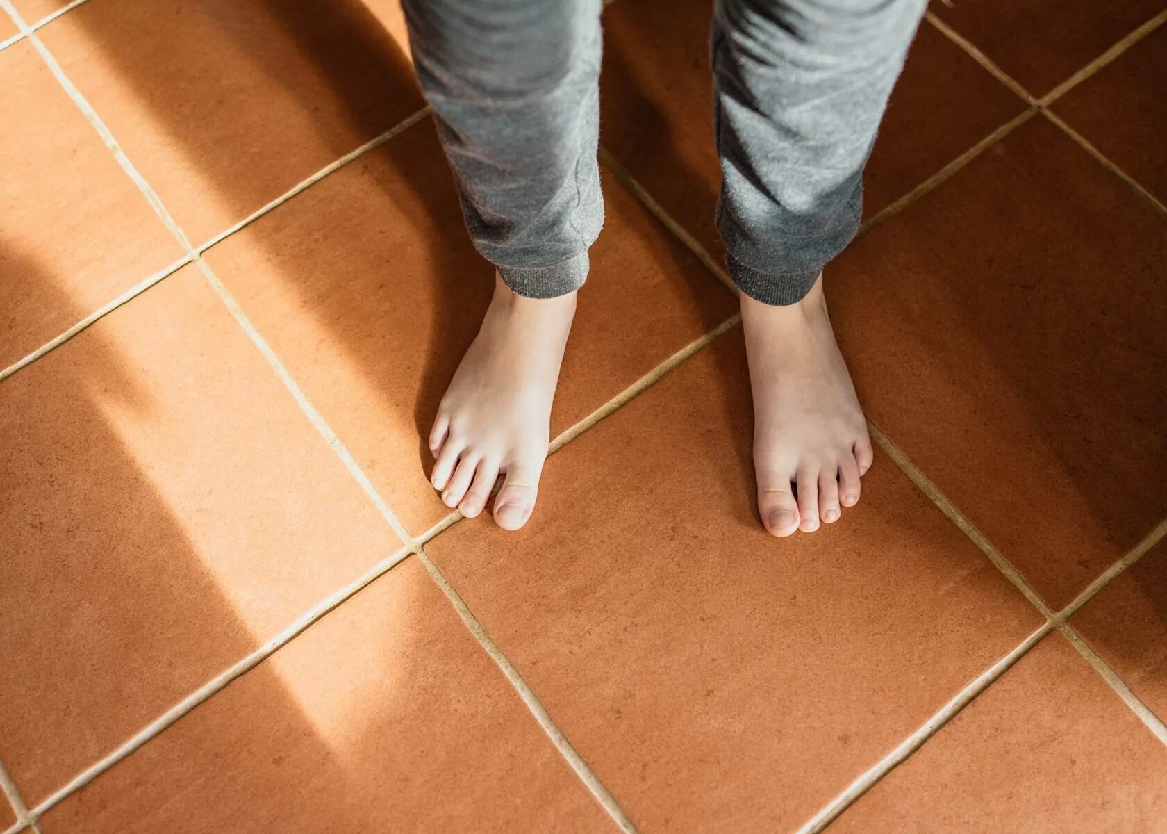 Помыть ковролин. Перемещая плитки восстановите рисунок игра. On the floor remove. Удалитель пятен с линолеума. Тряпки для уборки.