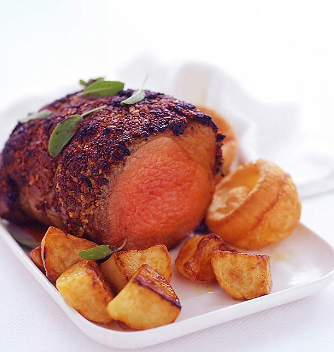 Ростбиф с гарниром. Ростбиф с жареной картошкой. Ризотто из картофеля с ростбифом. Ростбиф с картофелем. Ростбиф.