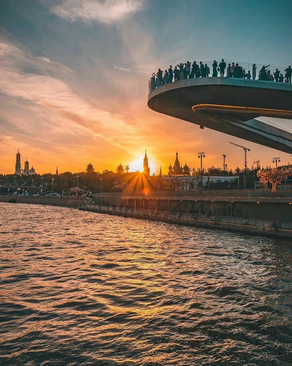 В каком городе погулять. Парящий мост в Зарядье. Парк Зарядье в Москве. Парк Зарядье ВДНХ. Парк зарядки в Москве.