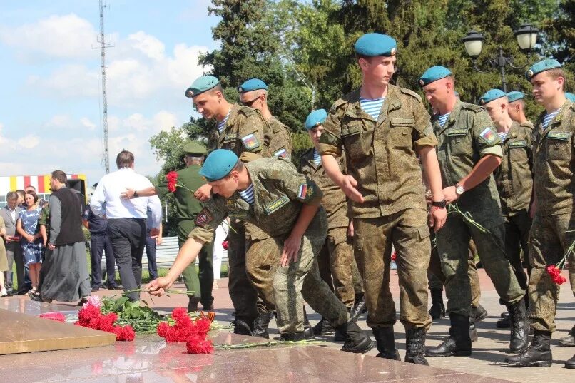 2 августа 2025 праздник дня. День вдв в тольятти 2025. драка десантников вчера. празднование дня вдв в тольятти 2025.