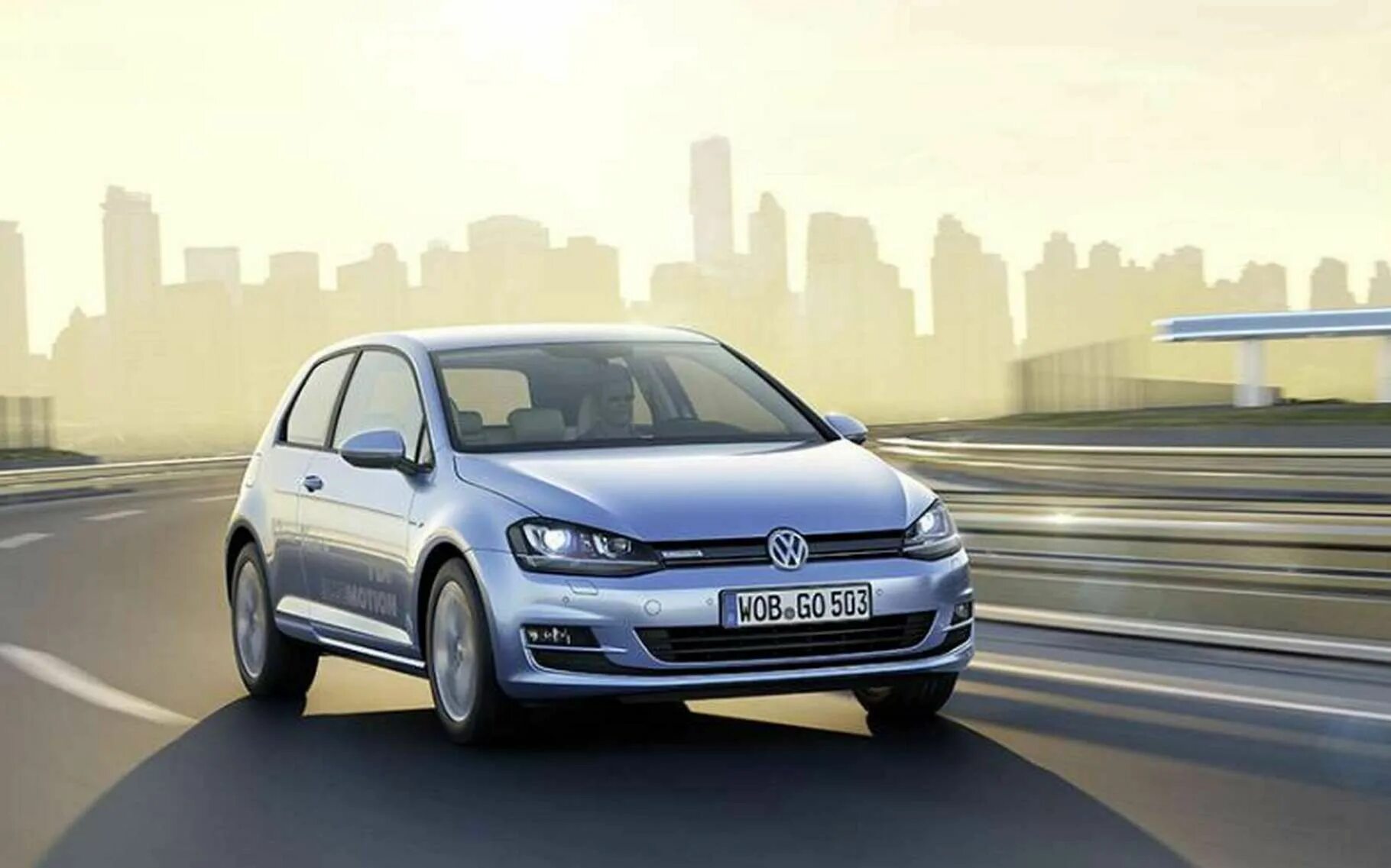 Vw cross up. Фольксваген битл 2022. Машина wolchvagen тигуан. Такси берлин. Машина volkswagen тигуан.